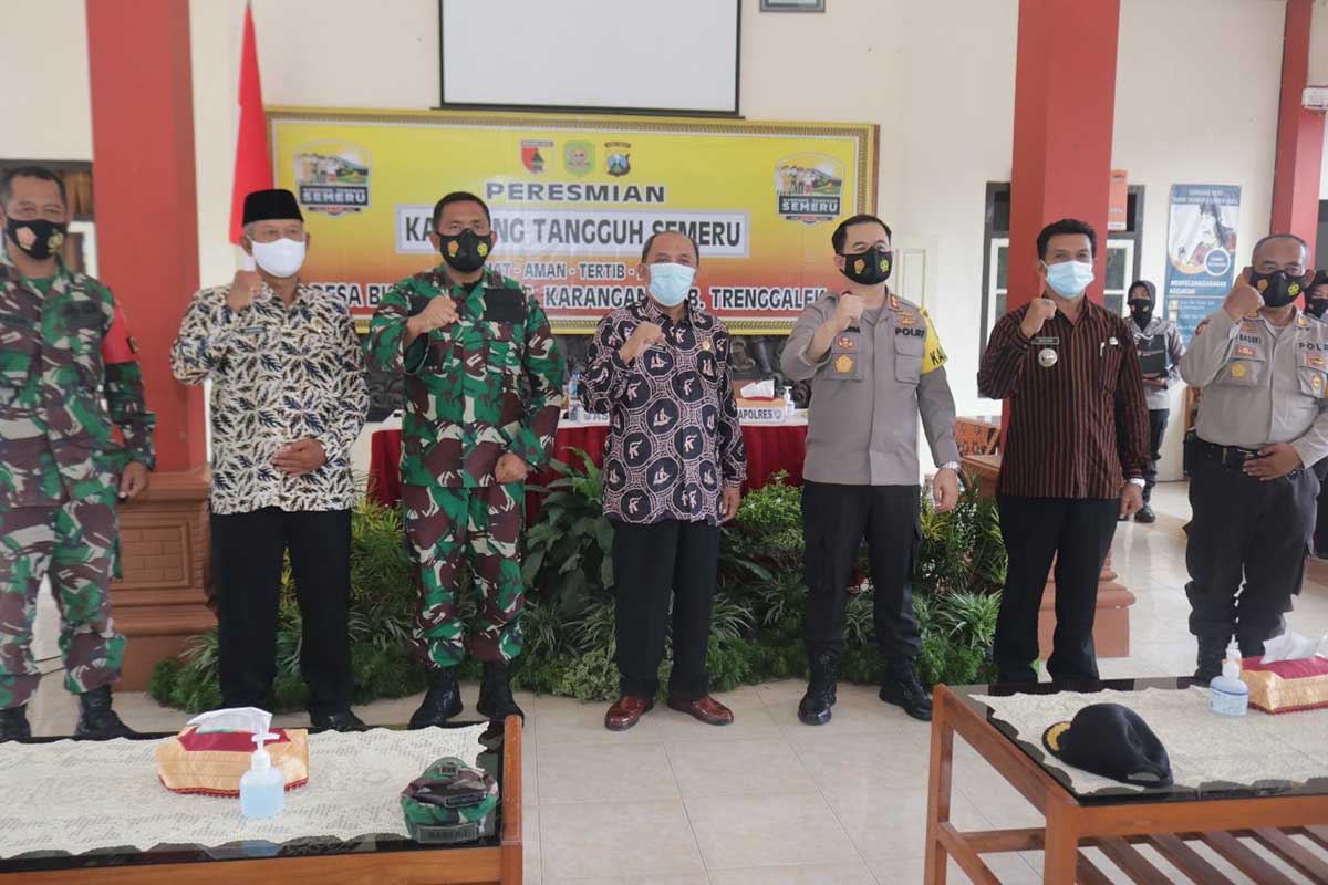 Asisten Pemerintahan dan Kesra Sekda Trenggalek, Drs. Widarsono, MM. saat ikut meresmikan Kampung Tangguh Semeru Desa Buluagung, Kecamatan Karangan, Kamis (7/1/2021) - Asisten I Sekda Ingatkan Warga, Covid Tidak Pilih-pilih