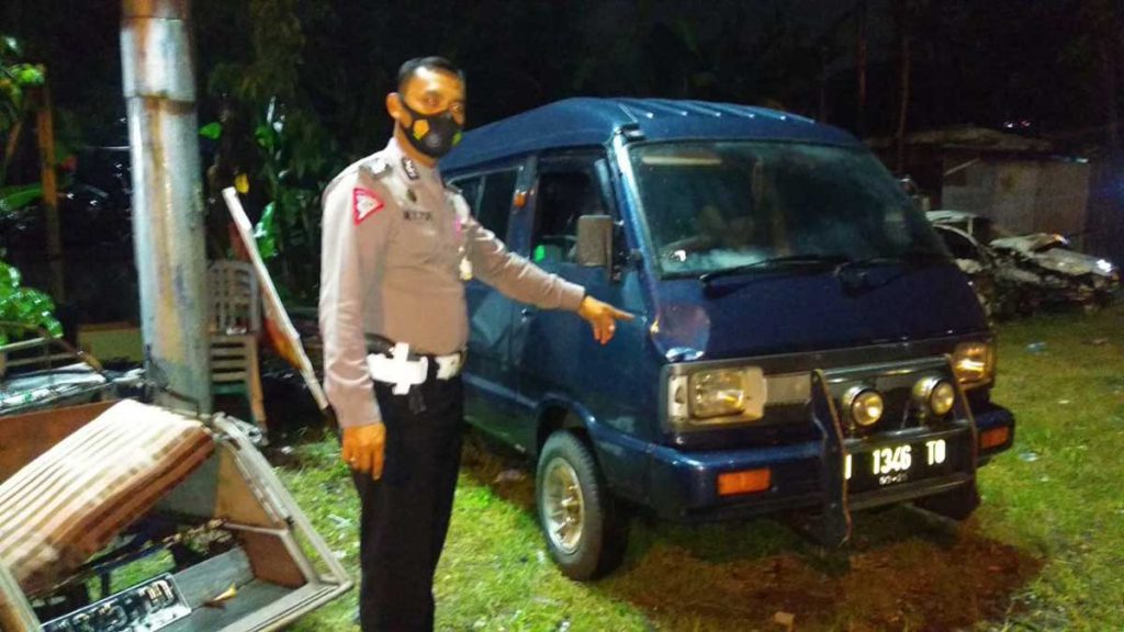 BUKTI - Petugas Lantas menunjukkan barang bukti mobil Suzuki Carry yang diduga menabrak dua korban pejalan kaki di JL Raya Surabaya - Mojokerto, Desa Keboharan, Kecamatan Krian, Sidoarjo, Minggu (24/01/2021) malam - Ditabrak Mobil Carry, Pejalan Kaki Tewas
