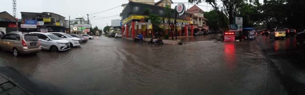 Beginilah kondisi jalan-jalan utama di Kota Malang yang tergenang banjir. Kondisi semacam ini selalu terjadi tiap musim penghujan. (memo x/ist) - Kota Malang Darurat Banjir - Ketika Pada Musim Penghujan