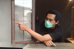 Alessandro menunjukkan bekas congkelan pencurian. (ws1) - Awas Maling Incar Kafe, Anamid Coffe Rugi Belasan Juta