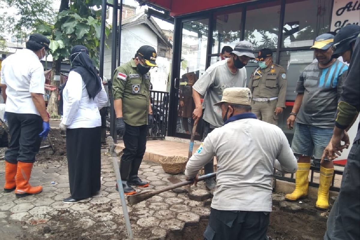 Walikota perintahkan bongkar utilitas yang menutup drainase. (ws1) - Sutiaji: Banjir Adalah PR Bersama