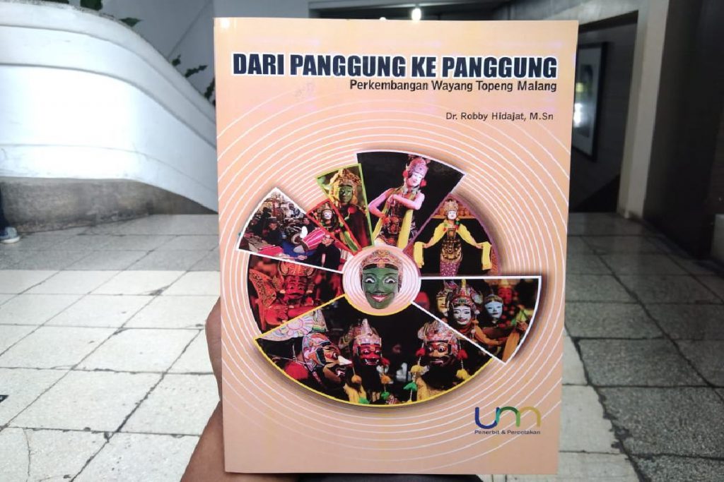 Sampul buku "Dari Panggung ke Panggung Perkembangan Wayang Topeng Malang. (ws1) - Sarat Filosofi, Topeng Malang Dulu dan Kini