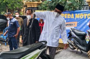Bung Edi mencuci motor, simbolis peresmian cuci motor bayar pakai sampah ala SMKN 6 Kota Malang. (ws1) - Cuci Motor Bayar Pakai Sampah ala SMKN 6 Kota Malang