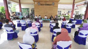 SERAHKAN BANTUAN: Bupati Banyuwangi Abdullah Azwar Anas menyerahkan secara simbolis BST tersebut kepada para perwakilan penerima - Anas : Bansos Jangan Dipakai untuk Beli Rokok