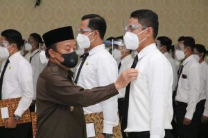 Bupati Fadeli Serahkan SK Pengankatan CPNS Formasi Tahun 2019