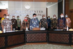 VIRTUAL : Bupati Lamongan Fadeli bersama Kepala Inspektorat Herry Pranoto dan kepala OPD terkait hadir secara virtual di Ruang Command Center Pemkab Lamongan. (fjr) - Khofifah Apresiasi Pemkab Lamongan Soal MCP