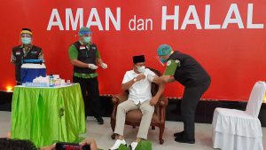 Bupati Pasuruan H. Irsyad Yusuf, SE, MMA menerima suntikan vaksin Sinovac pertama - Bupati Irsyad Yusuf dan 10 Pejabat Publik Disuntik Vaksin Sinovac