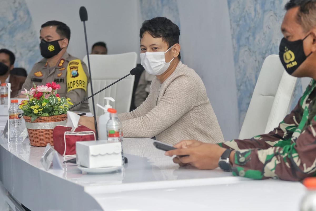 Bupati Trenggalek, Mochamad Nur Arifin saat Rakor penerapan PPKM Jawa-Bali di Gedung Smart Center, Sabtu (9/11/2021) - Bupati Ingatkan Warga Jangan Anggap Enteng Covid 19