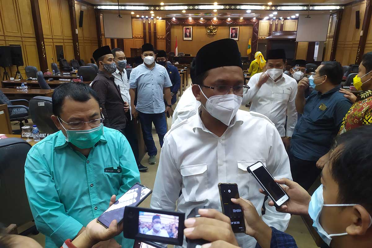 SILATURRAHMI : Bupati dan Wakil Bupati Sidoarjo Terpilih, Ahmad Muhdlor Ali dan Subandi (Gus Muhdlor - Subandi) bersilaturrahmi dengan anggota dan pimpinan DPRD Sidoarjo di ruang paripurna, Rabu (13/01/2021). (wan/memox) - Siap Bangun Komunikasi Eksekutif dan Legislatif Harmonis