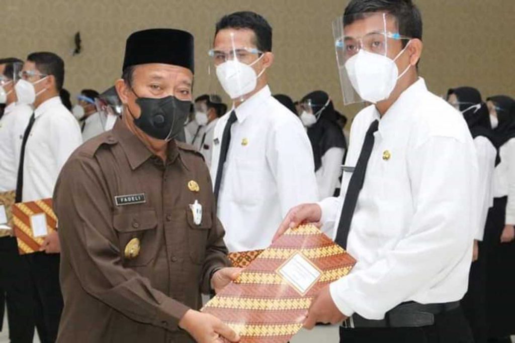 Bupati Fadeli Serahkan SK Pengankatan CPNS Formasi Tahun 2019