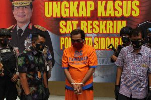 CALO - Calo CPNS, Kus Raharjo Hartadi (53) diringkus Satuan Reskrim, Polresta Sidoarjo beserta barang buktinya, Jumat (08/01/2021) - Mantan Honorer Pemprov Jatim Tipu 75 Korban - Modus Janjikan Masuk Pegawai Pemerintah