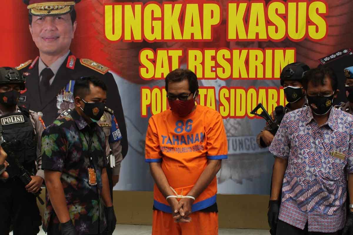 CALO - Calo CPNS, Kus Raharjo Hartadi (53) diringkus Satuan Reskrim, Polresta Sidoarjo beserta barang buktinya, Jumat (08/01/2021) - Mantan Honorer Pemprov Jatim Tipu 75 Korban - Modus Janjikan Masuk Pegawai Pemerintah
