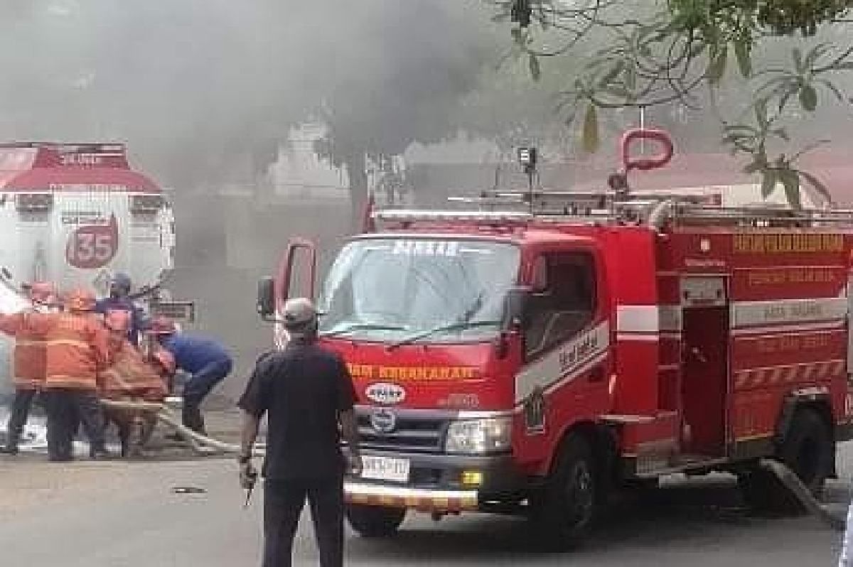 Damkar memadamkan truk tangki yang terbakar bagian belakangnya. (ist) - Bikin Was-was, Truk Tangki Nambal Ban Terbakar Dekat Depo Pertamina