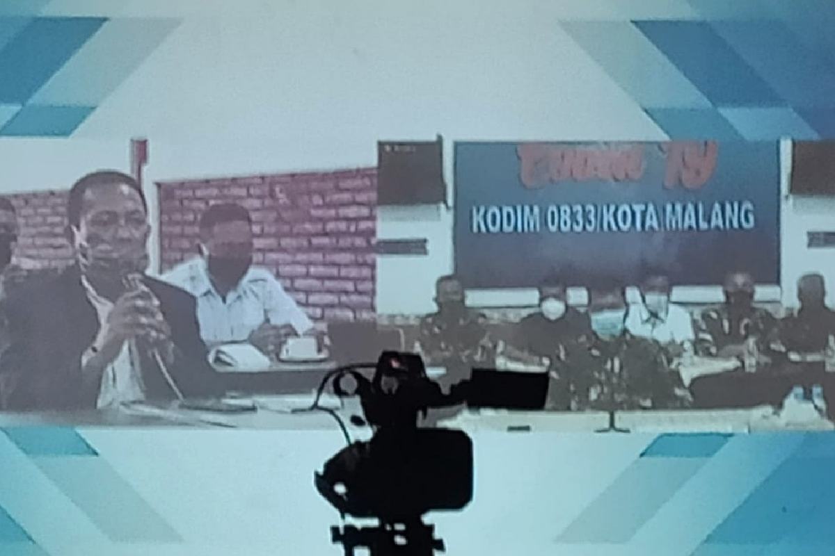 Ketua PWI Malang Raya berkomunikasi dengan Dandim 0833 Kota Malang. (rhd) - Kodim 0833 dan Kodim 0818 Ajak Wartawan Perangi Hoaks