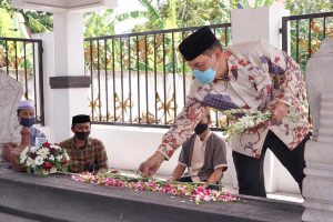 ZIARAH - Dewan Pakar DPP Partai Gerindra, Bambang Haryo Soekartono (BHS) berziarah dan berdoa di makam Bupati Sidoarjo Pertama (1859 - 1863), RTP Tjokronegoro I bersama puluhan anak yatim piatu, Minggu (31/01/2021) - BHS Ziarah ke Makan Bupati Pertama, Berharap Sidoarjo Semakin Sejahtera