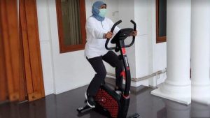 OLAHRAGA : Di tengah masa isolasi mandiri, Khofifah juga melakukan olahraga sepeda statis. (ist) - Tunda Temui Korban Banjir Jember - Masa Isoman Gubernur Jatim Diperpanjang