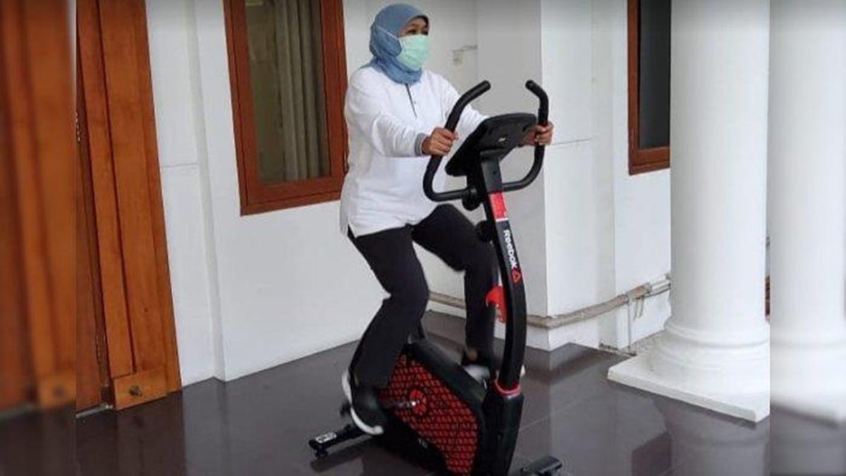 OLAHRAGA : Di tengah masa isolasi mandiri, Khofifah juga melakukan olahraga sepeda statis. (ist) - Tunda Temui Korban Banjir Jember - Masa Isoman Gubernur Jatim Diperpanjang