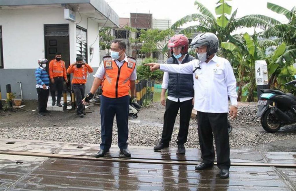 Bupati Lamongan Fadeli dan Emil Dardak Sidak Ruas Jalan Rusak