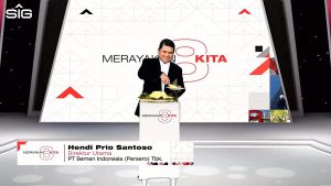 POTONG TUMPENG : Direktur Utama SIG, Hendi Prio Santoso melakukan pemotongan tumpeng pada perayaan HUT ke-8 SIG yang dilakukan secara virtual (7/1) kemarin - SIG Lanjutkan Transformasi, Wujudkan Pembangunan Berkelanjutan