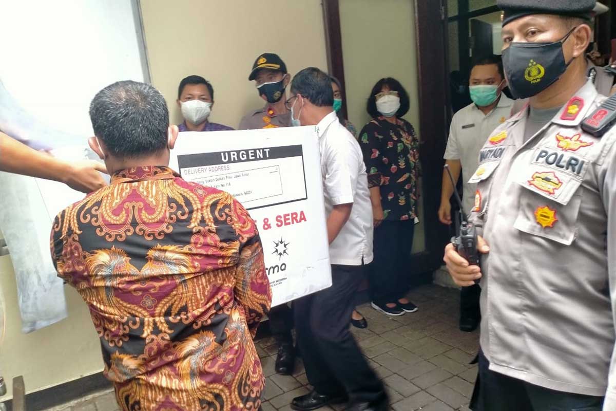 KETAT - Distribusi 4.000 vaksin Covid-19 tahap pertama diterima Dinkes Pemkab Sidarjo dengan pengamanan ketat dari Brimob Polda Jatim dan personel Polresta Sidoarjo, Rabu (13/01/2021) - Polisi Perketat Pengamanan Distribusi Vaksin