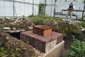 Gorong-gorong tersumbat sampah akibat berdirinya pondasi bangunan. (ws1) - MCW Soroti Proyek Drainase Rp5,6 Miliar Belum Maksimal Atasi Banjir
