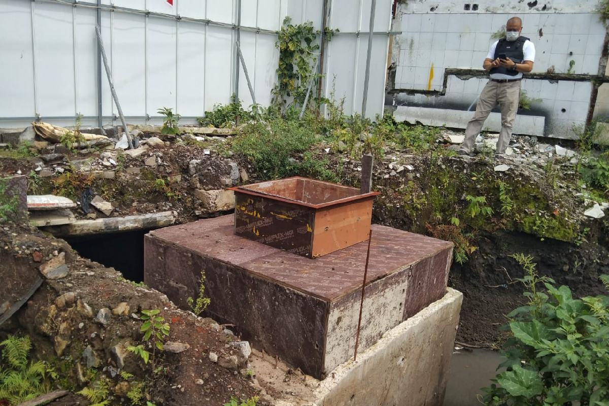Gorong-gorong tersumbat sampah akibat berdirinya pondasi bangunan. (ws1) - MCW Soroti Proyek Drainase Rp5,6 Miliar Belum Maksimal Atasi Banjir
