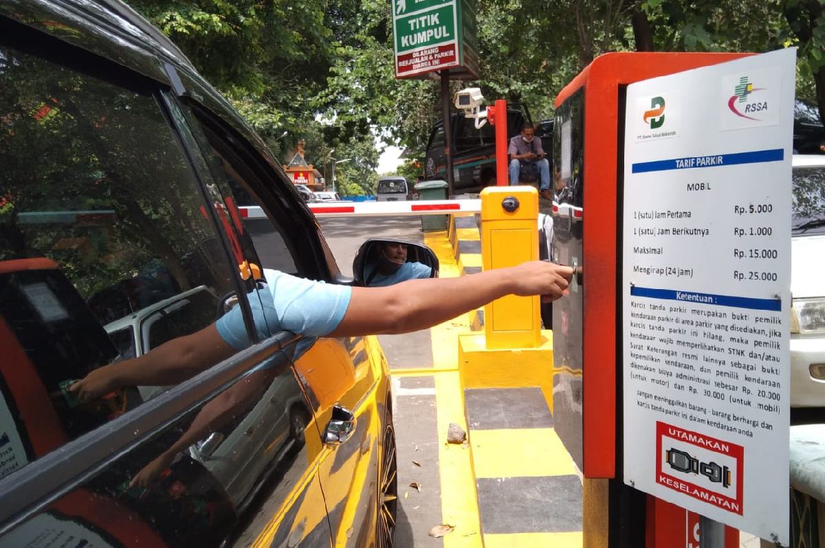 Pengendara mobil mengambil struk e-parkir. (ws1) - Pasien Keluhkan Tarif e-Parkir Mahal, Begini Alasan RSSA