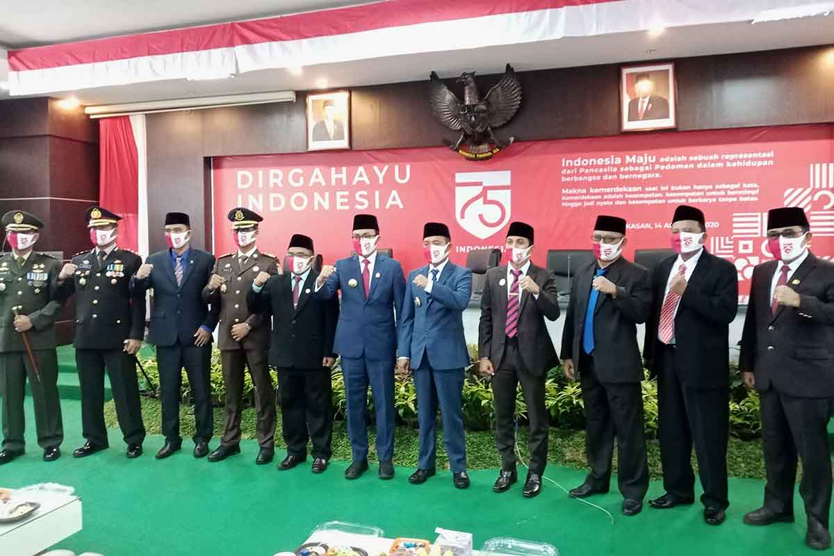 SEMANGAT : Eksekutif dan yudikatif Kabupaten Pamekasan kompak berpose bersama. (adi) - SIPD Telat, Program APBD 2021 Jalan Terus