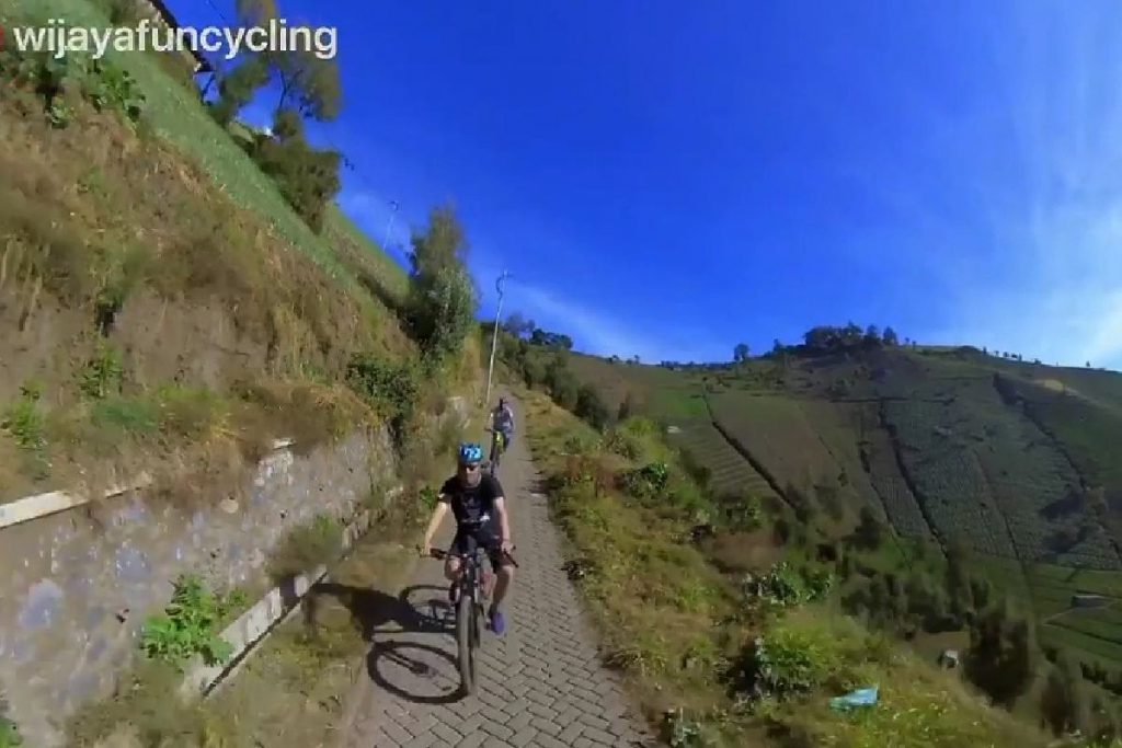 Menikmati wisata B-29 dengan bersepeda. (wijayafc) - Gowesata, Gowes Virtual Imunitas Pariwisata Indonesia