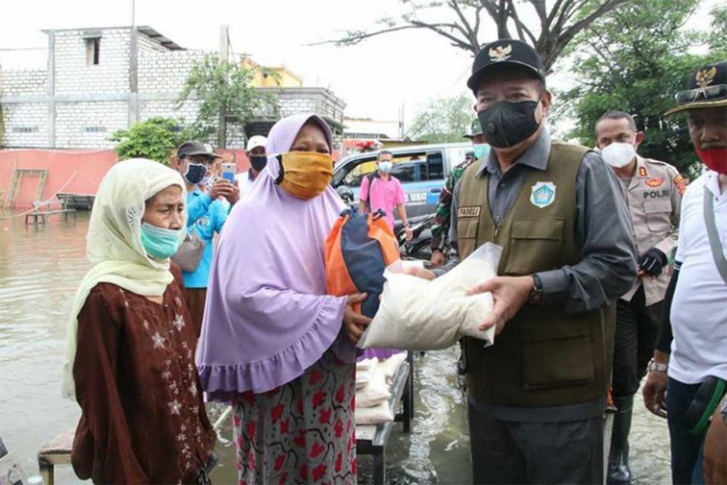 Kerahkan Backhoe Amphibi Bersihkan Enceng Gondok, Bupati Fadeli Juga Salurkan 300 Paket Sembako