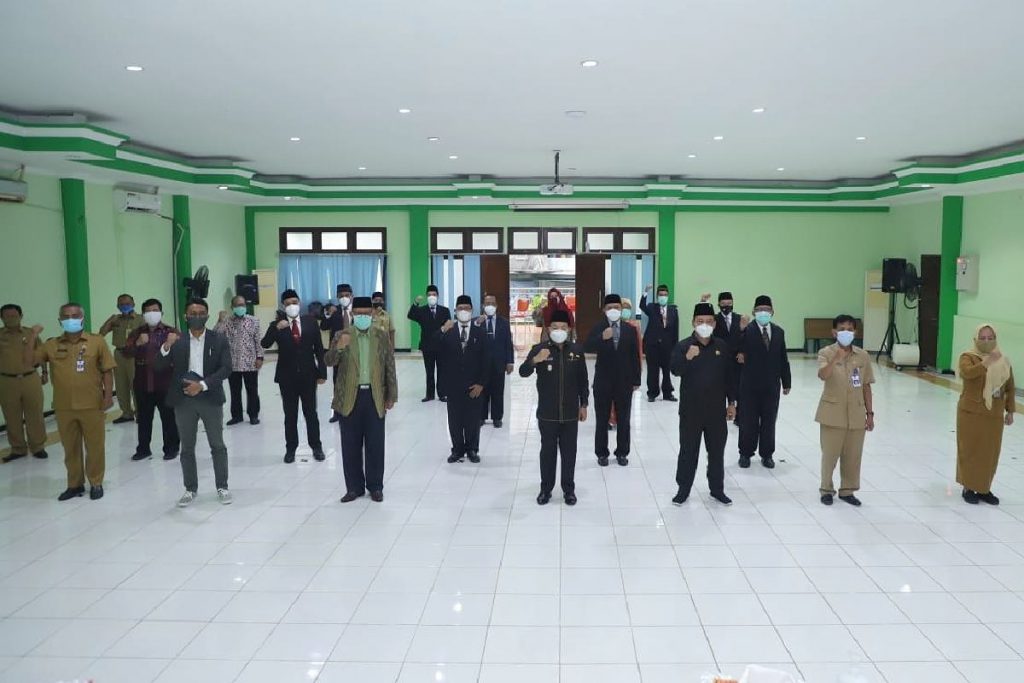 Walikota foto bersama panitia seleksi dan 11 anggota DPKM. (ws1) - Walikota Kukuhkan Dewan Pendidikan Kota Malang 2021-2025