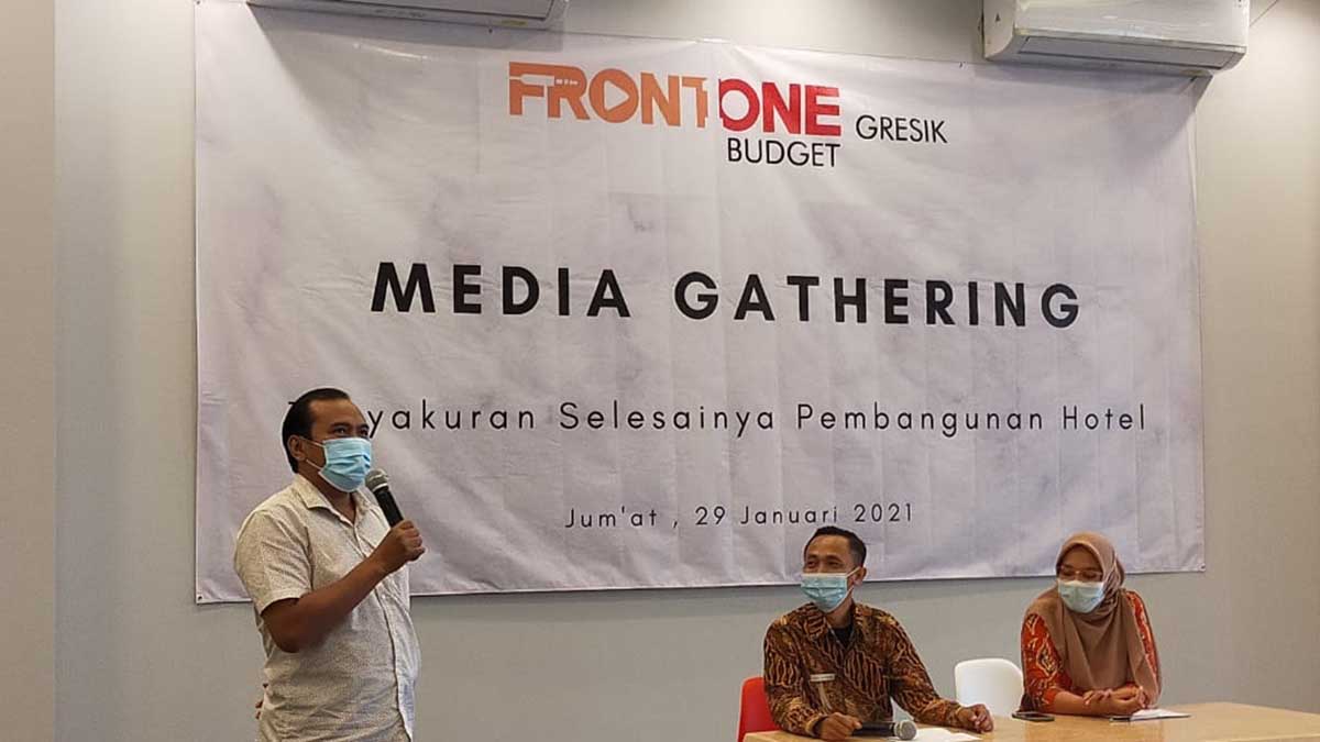 General Meneger (GM) Ady Wijanarko saat memberikan keterangan pers dalam rangka tasyakuran selesainya pengerjaan bangunan - FrontOne Hotel Hadir di Gresik