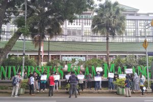 Geram Unisma menuntut penurunan SPP. (ws1) - Geram Unisma Demo Kejelasan Kuota Data Hingga SPP