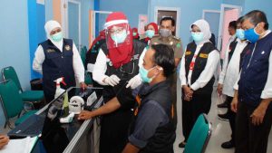 SIDAK : Gubernur Jatim, Khofifah Indar Parawansa ditemani Pj Bupati Sidoarjo, Hudiyono menggelar sidak vaksin bagi tenaga kesehatan (Nakes) di RS Delta Surya Sidoarjo, Minggu (31/01/2021). (foto wan/memox) - Gubernur Jatim Minta Vaksinasi Nakes Selesai Februari