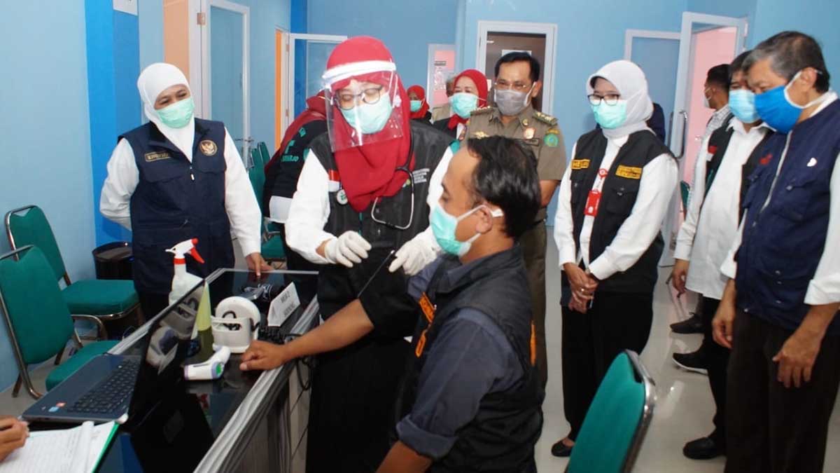 SIDAK : Gubernur Jatim, Khofifah Indar Parawansa ditemani Pj Bupati Sidoarjo, Hudiyono menggelar sidak vaksin bagi tenaga kesehatan (Nakes) di RS Delta Surya Sidoarjo, Minggu (31/01/2021). (foto wan/memox) - Gubernur Jatim Minta Vaksinasi Nakes Selesai Februari