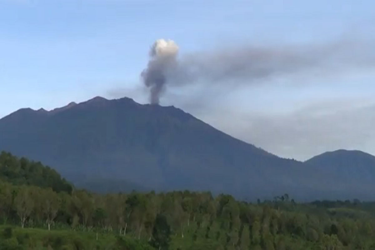 GEMURUH : Gunung Raung di perbatasan Banyuwangi, Jember dan Bondowoso, Jatim mengeluarkan suara gemuruh yang terdengar hingga radius 16 Km, Senin (25/1/2021). (ist) - Suara Gemuruh Gunung Raung Capai 16 KM - Kabar Aktivitas Vulkanik