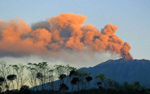 WASPADA : Gunung Raung telah memuntahkan lava pijar di Kaldera Raung. (ist) - Gunung Raung Mulai Muntahkan Lava Pijar