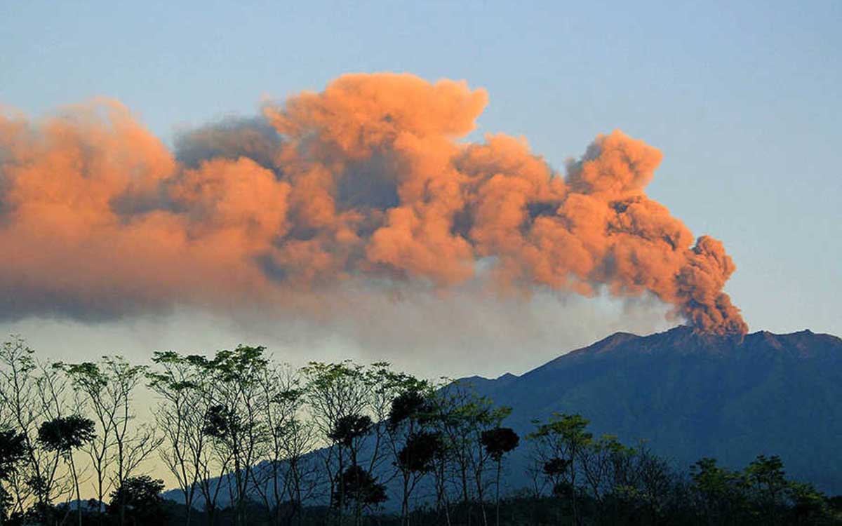 WASPADA : Gunung Raung telah memuntahkan lava pijar di Kaldera Raung. (ist) - Gunung Raung Mulai Muntahkan Lava Pijar