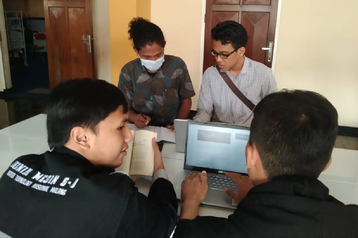 Empat mahasiswa Jurusan Teknik Mesin program pertukaran mahasiswa. (ws1) - Mahasiswa ITN Malang Student Exchange Daring ke UTHM Malaysia