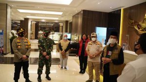 OPERASI : Jajaran Polres Gresik bersama sejumlah instansi lain saat melakukan operasi yustisi disejumlah yang berpotensi ditempat kerumunan - Serentak, Polres Gresik Dan Jajaran Gelar Ops (Operasi) Yustisi PPKM