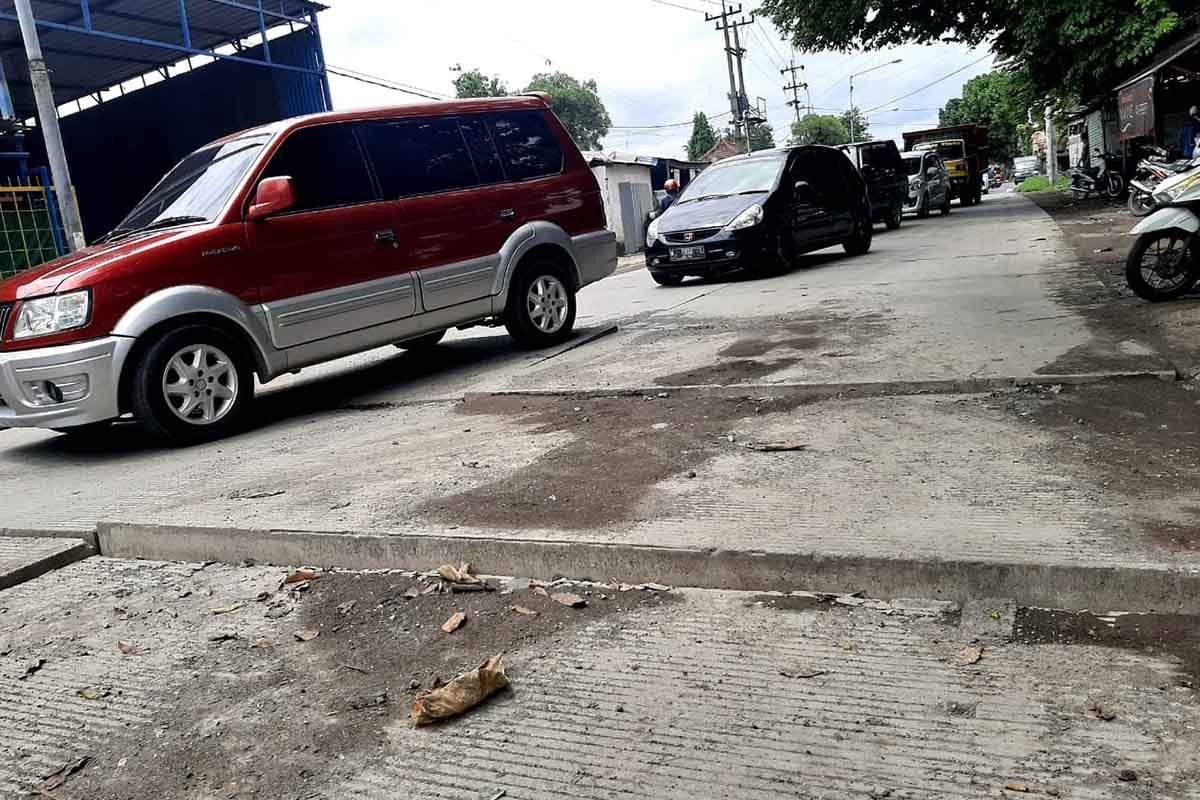 Jalan Rabat Beton Kemangsen - Krian Bernilai Rp 7,8 Miliar Ambles