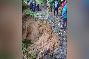 LONGSOR : Jalan yang menghubungkan pemukiman warga dengan wilayah pusat desa terputus, akibat longsor yang terjadi pada Sabtu (16/1/2021) sore. (ark) - 1500 Warga di Taman Nasional Meru Betiri Terisolir