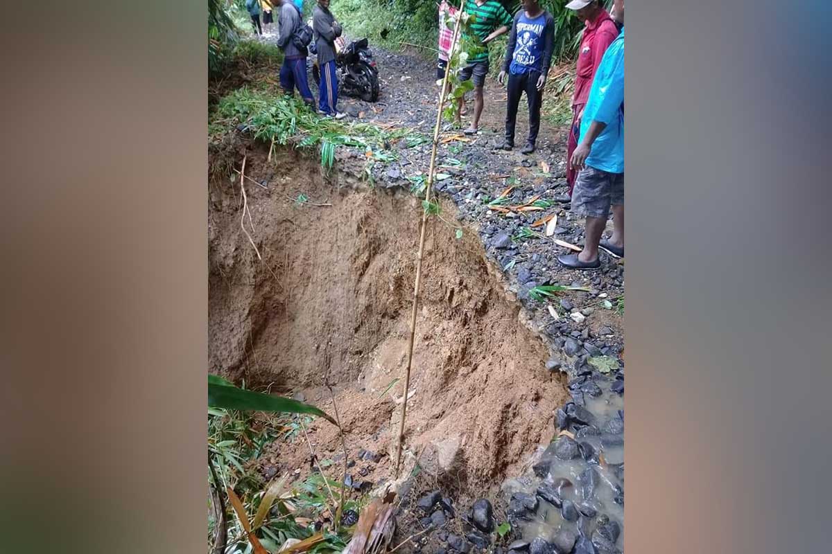 LONGSOR : Jalan yang menghubungkan pemukiman warga dengan wilayah pusat desa terputus, akibat longsor yang terjadi pada Sabtu (16/1/2021) sore. (ark) - 1500 Warga di Taman Nasional Meru Betiri Terisolir
