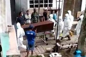 Nampak dalam video, petugas membawa peti jenazah keluar TPU Kasin. (ist) - Kronologi Jenazah Tertukar, Begini Penjelasan RSSA