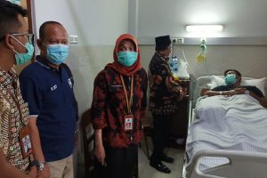 Walikota Malang, Plt Kadinkes dan Camat Klojen menjenguk petugas PSC. (ist) - Buntut Jenazah Tertukar, Walikota Prihatin Insiden Pemukulan Anggota PSC