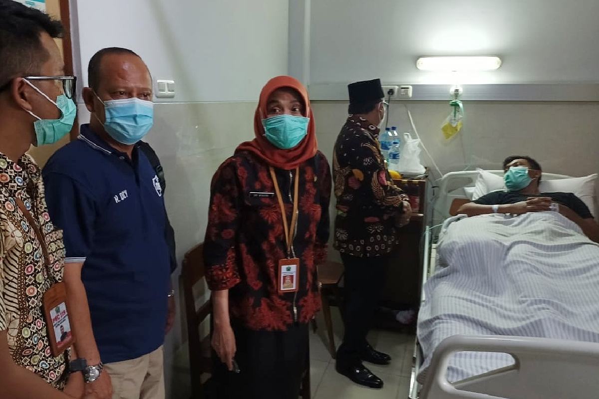 Walikota Malang, Plt Kadinkes dan Camat Klojen menjenguk petugas PSC. (ist) - Buntut Jenazah Tertukar, Walikota Prihatin Insiden Pemukulan Anggota PSC