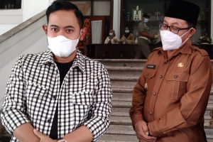 Juragan 99, Gilang Widya Pramana, bersama Walikota Malang Sutiaji. (ws1) - Vaksinasi Pertama Kota Malang 28 Januari 2021