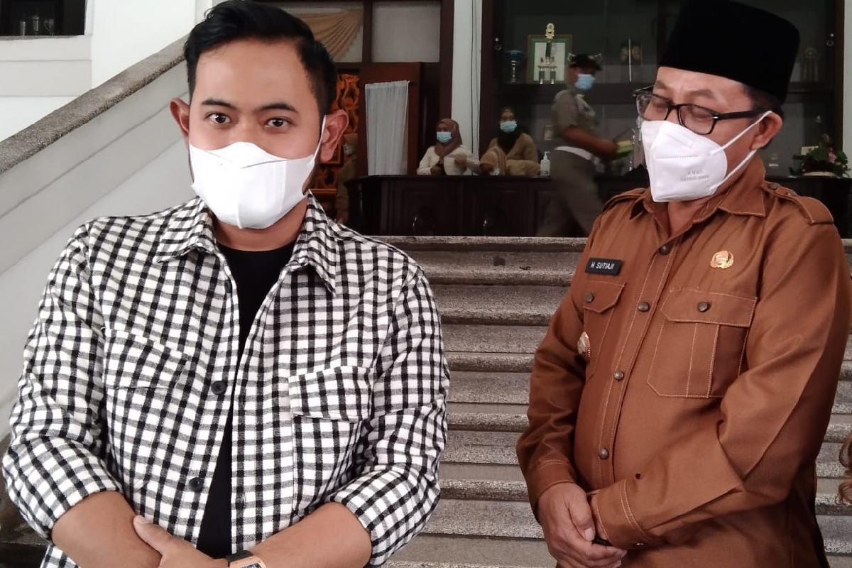 Juragan 99, Gilang Widya Pramana, bersama Walikota Malang Sutiaji. (ws1) - Vaksinasi Pertama Kota Malang 28 Januari 2021