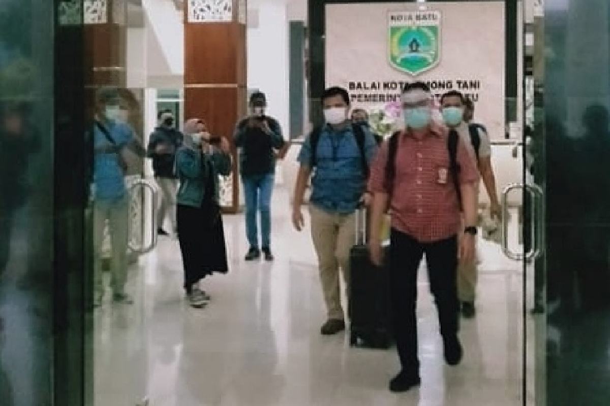 Penyidik KPK membawa koper dokumen meninggalkan Balaikota Among Tani. (ist) - Pensiunan dan Pejabat Pemkot Batu Diperiksa KPK, Dewanti: Saya Tidak Tahu