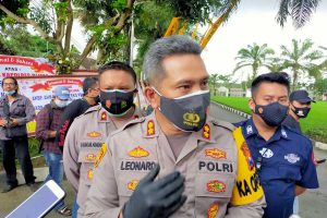 Kapolres Blitar, AKBP Leonard M Sinambela melakukan 3T (testing, tracing dan treatment) - Polres Blitar Diserang Covid-19